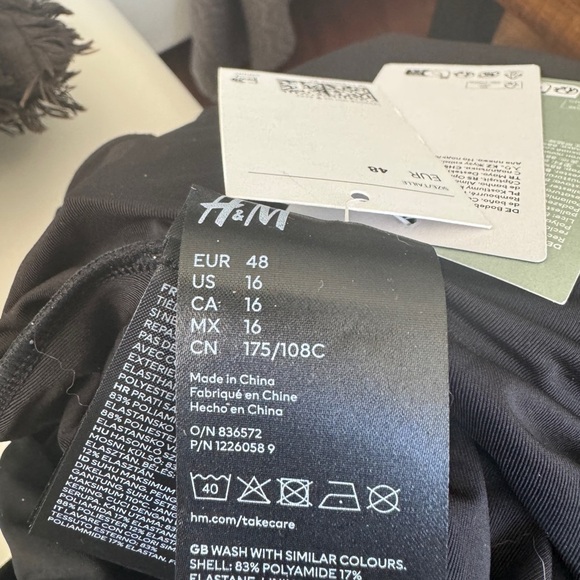 Padded-cup Swimsuit with Twisted Straps black 16/48 NWT - Picture 5 of 5